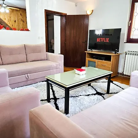 Pine Hideaway - Free Private Parking *