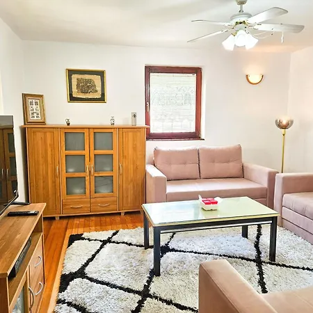 Nyaraló Pine Hideaway - Free Private Parking *