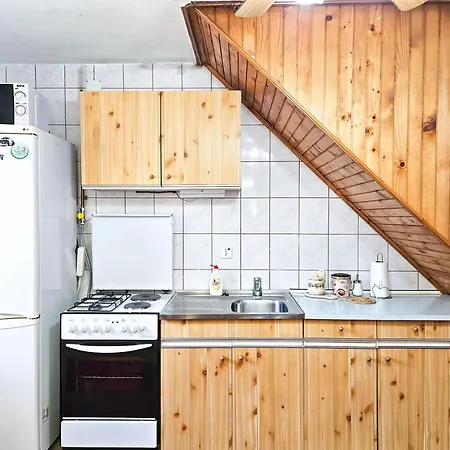 Pine Hideaway - Free Private Parking