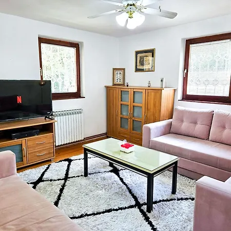 Сasa de vacaciones Pine Hideaway - Free Private Parking Sarajevo