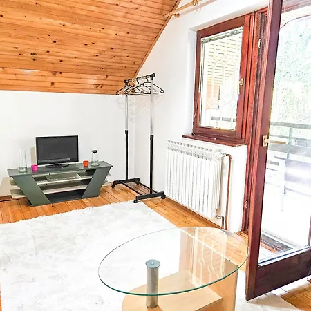 Nyaraló Pine Hideaway - Free Private Parking *